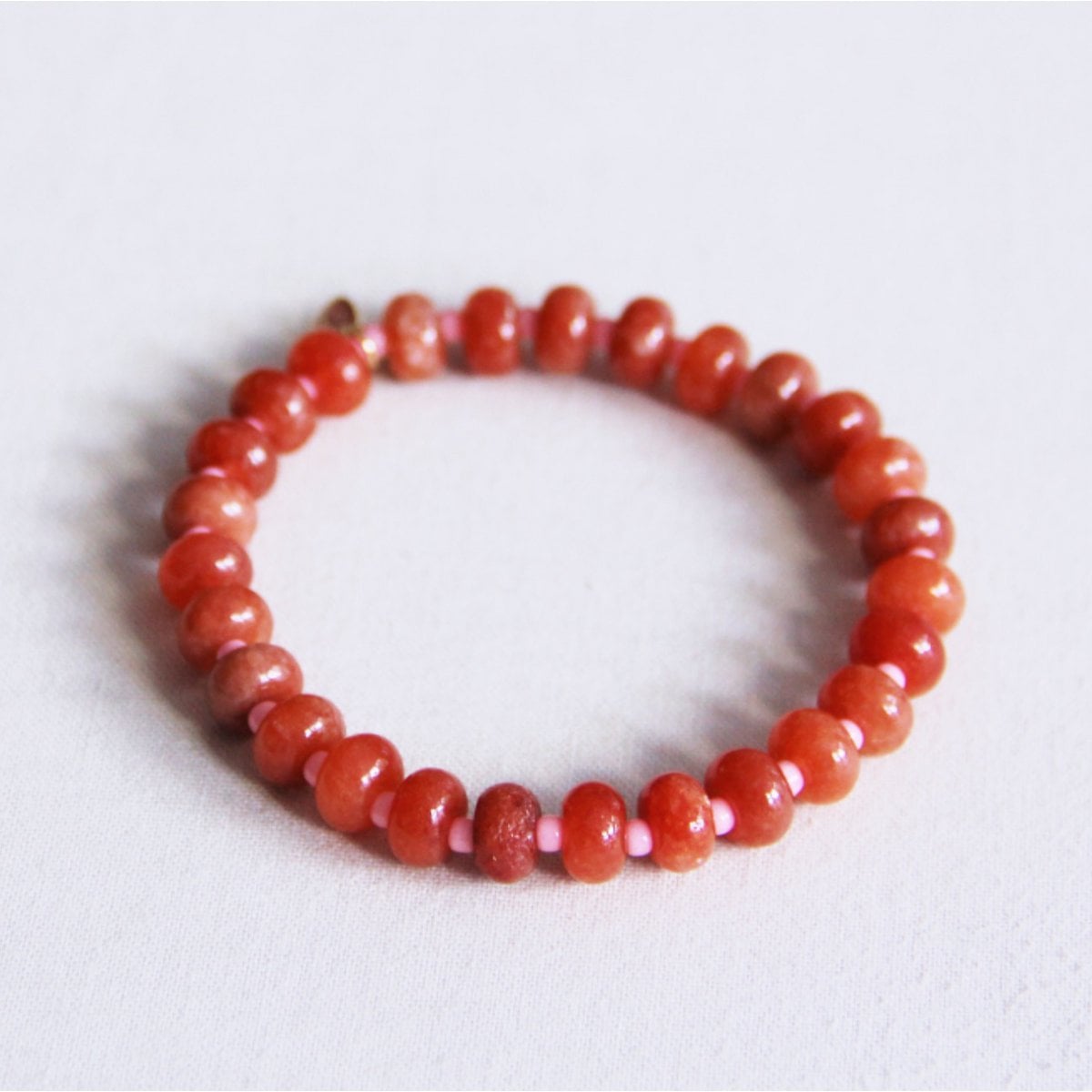 Elastic bracelet with gemstones - orange/pink
