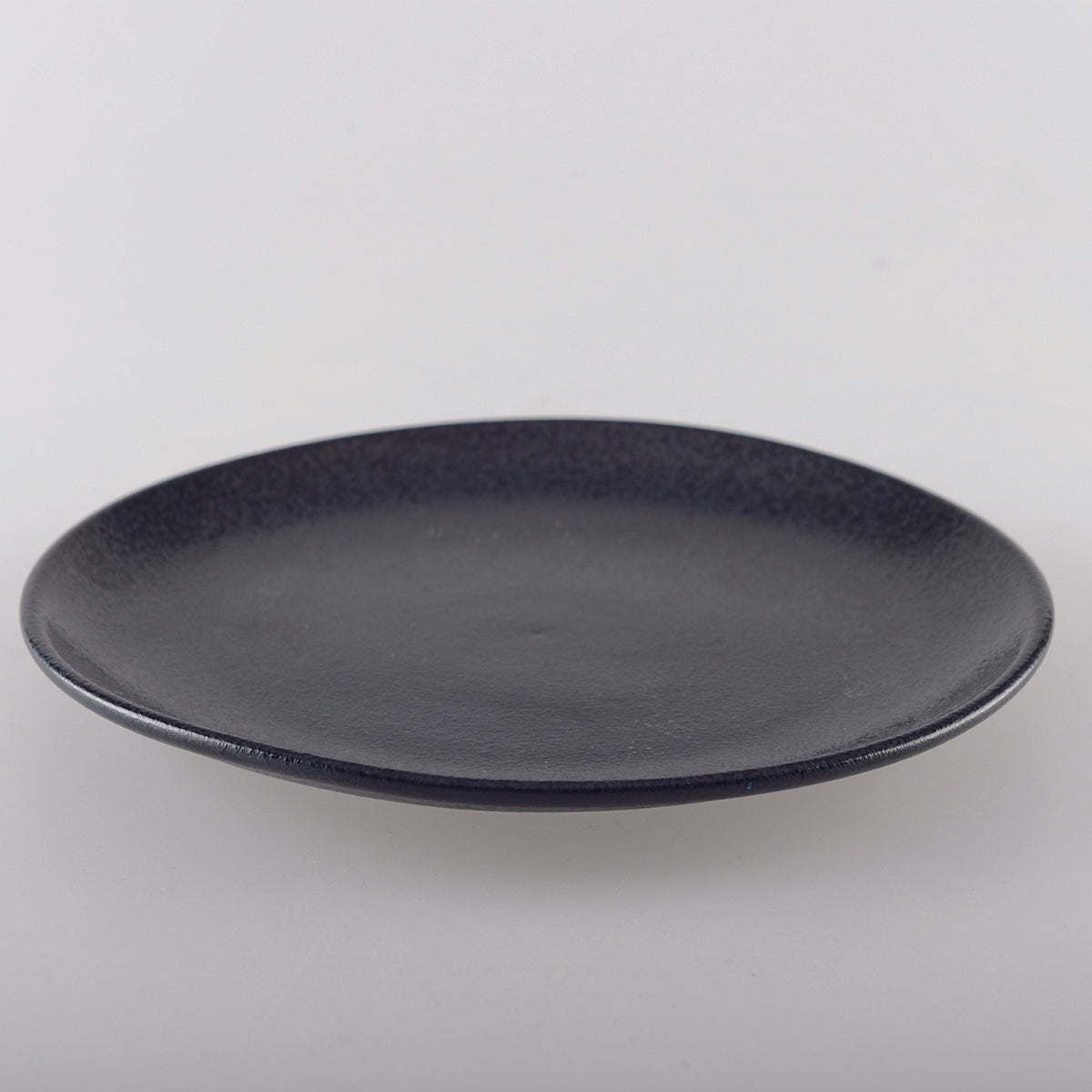 BLACK FLAT PLATE WITH ECLAT 27CM