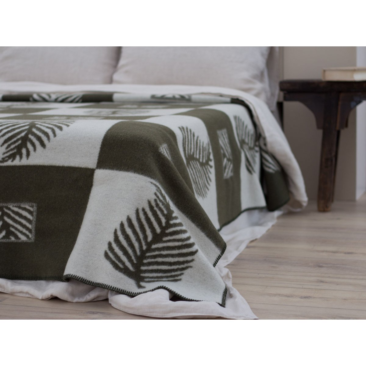 Merino wool bed blanket LEAF green