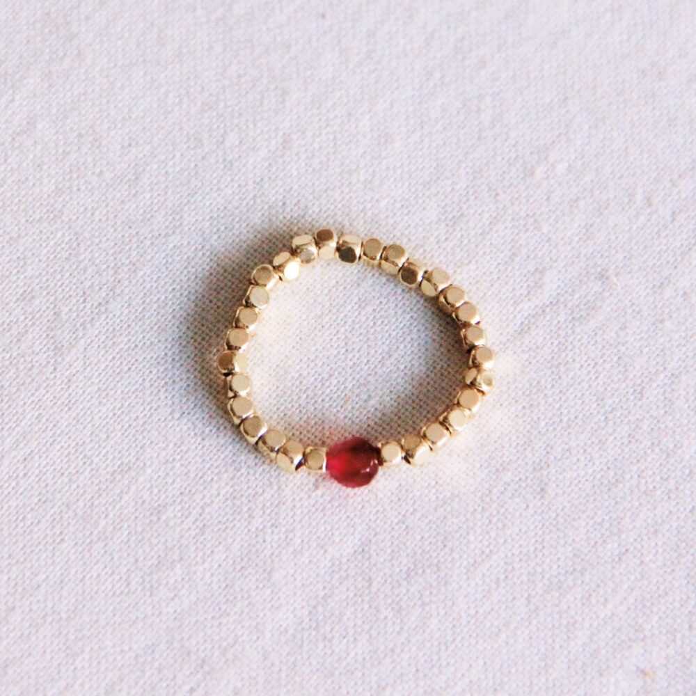 Elastic ring with natural stone - fuchsia