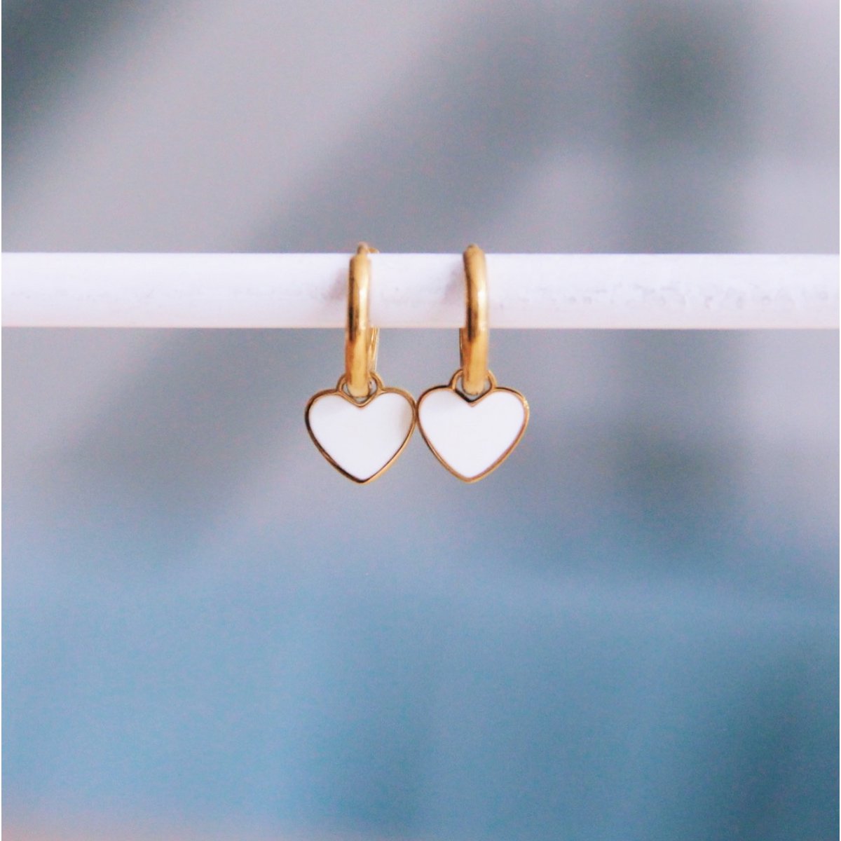 Stainless steel hoop earrings with mini heart – white
