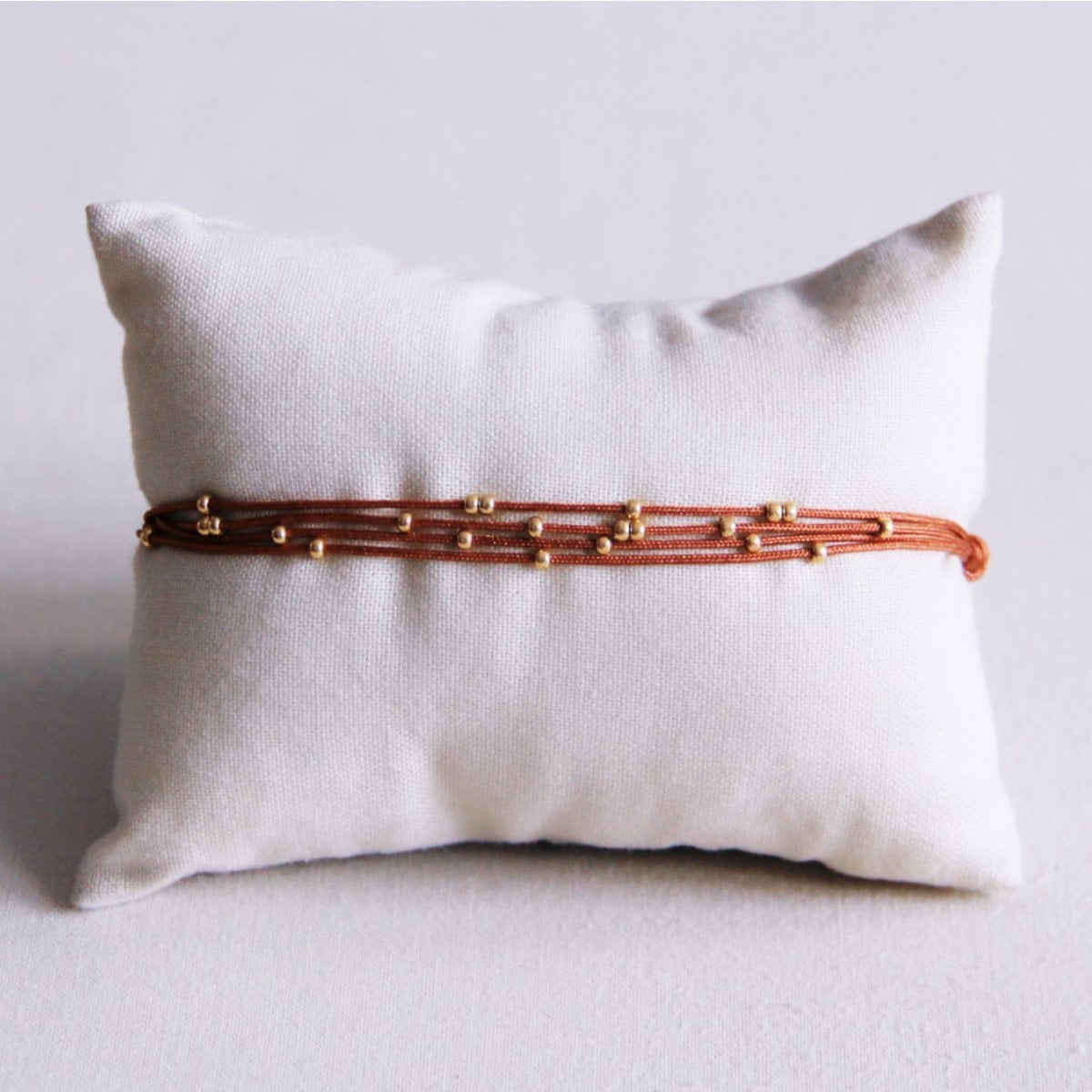 Quadruple satin bracelet with beads - cognac