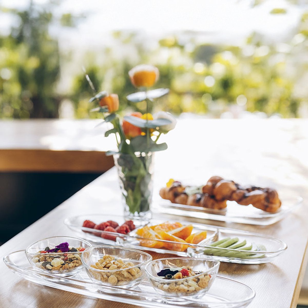 Aperitif set of 3 cups on transparent plateau 50cm