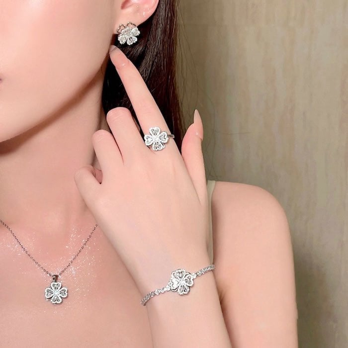 Dazzling Turning Four Leaf Clover Jewelry Set