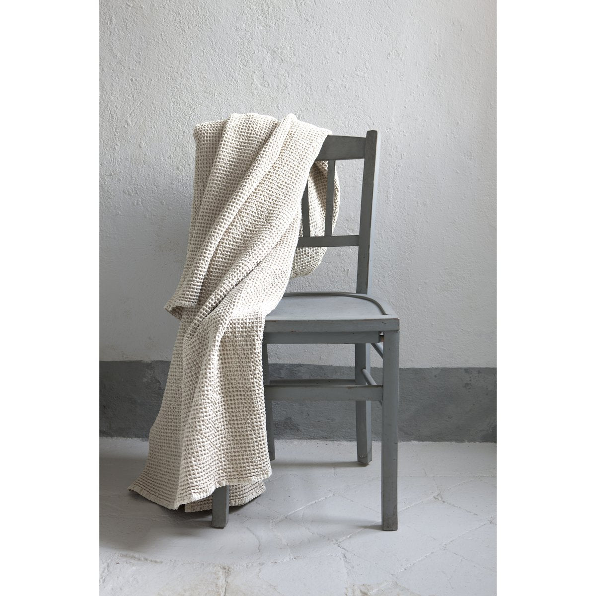 Maia Chalk stonewashed throw 280 x 260