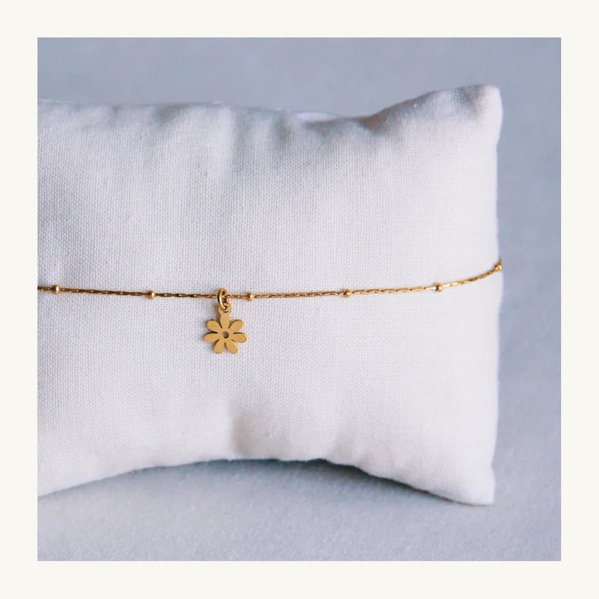 Fine anklet with daisy flower – gold