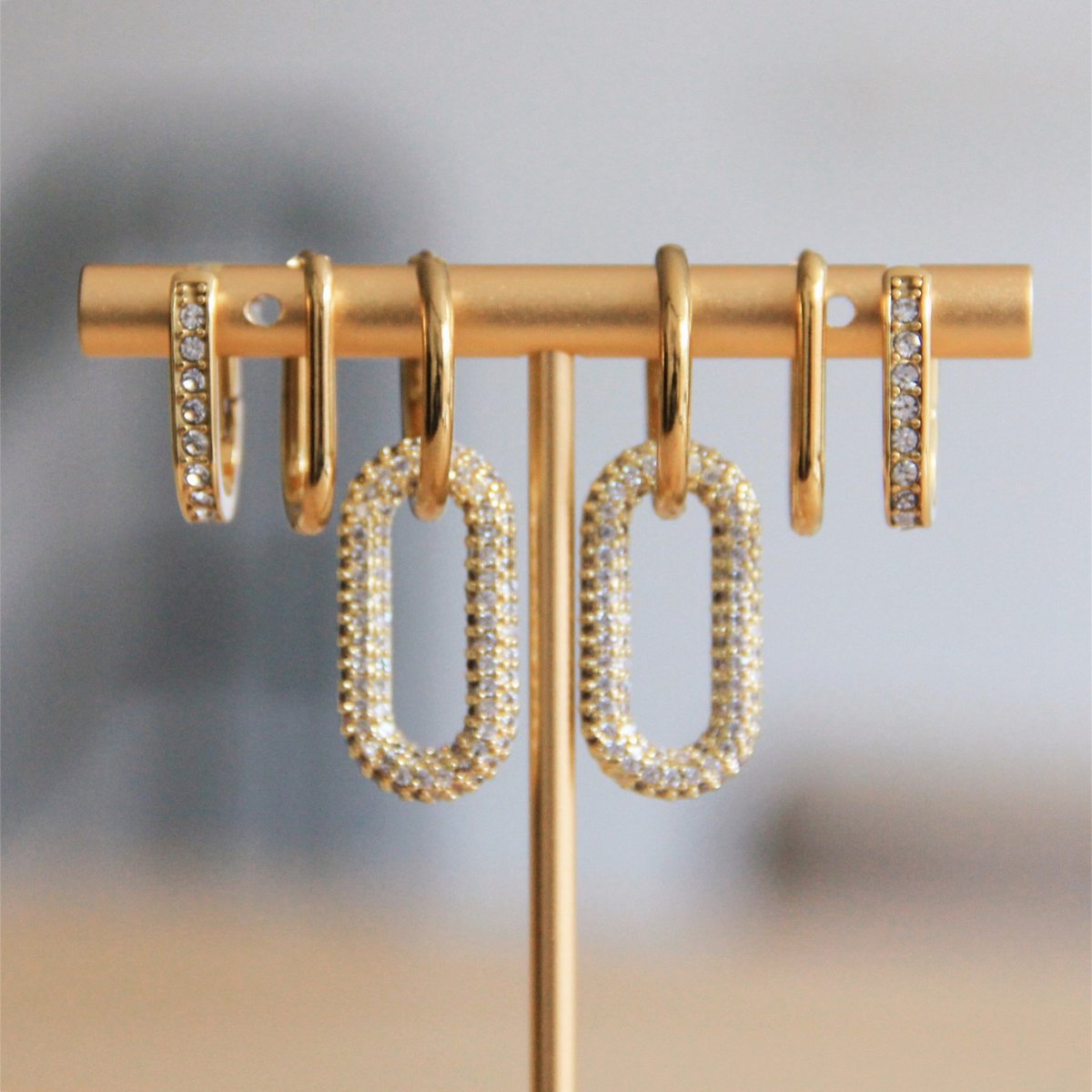 Stainless steel earring with oval crystal pendant - silver