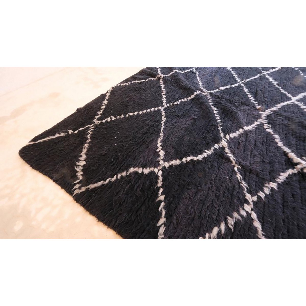 Contemporary wool Berber rug 203 x 283 cm