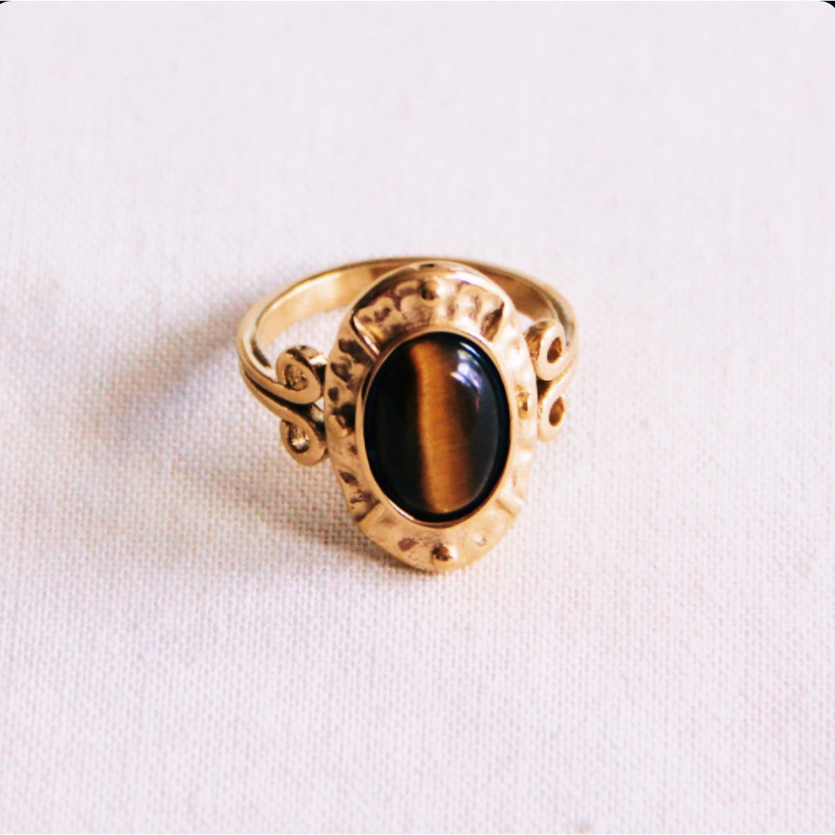 Statement ring with oval stone - brown