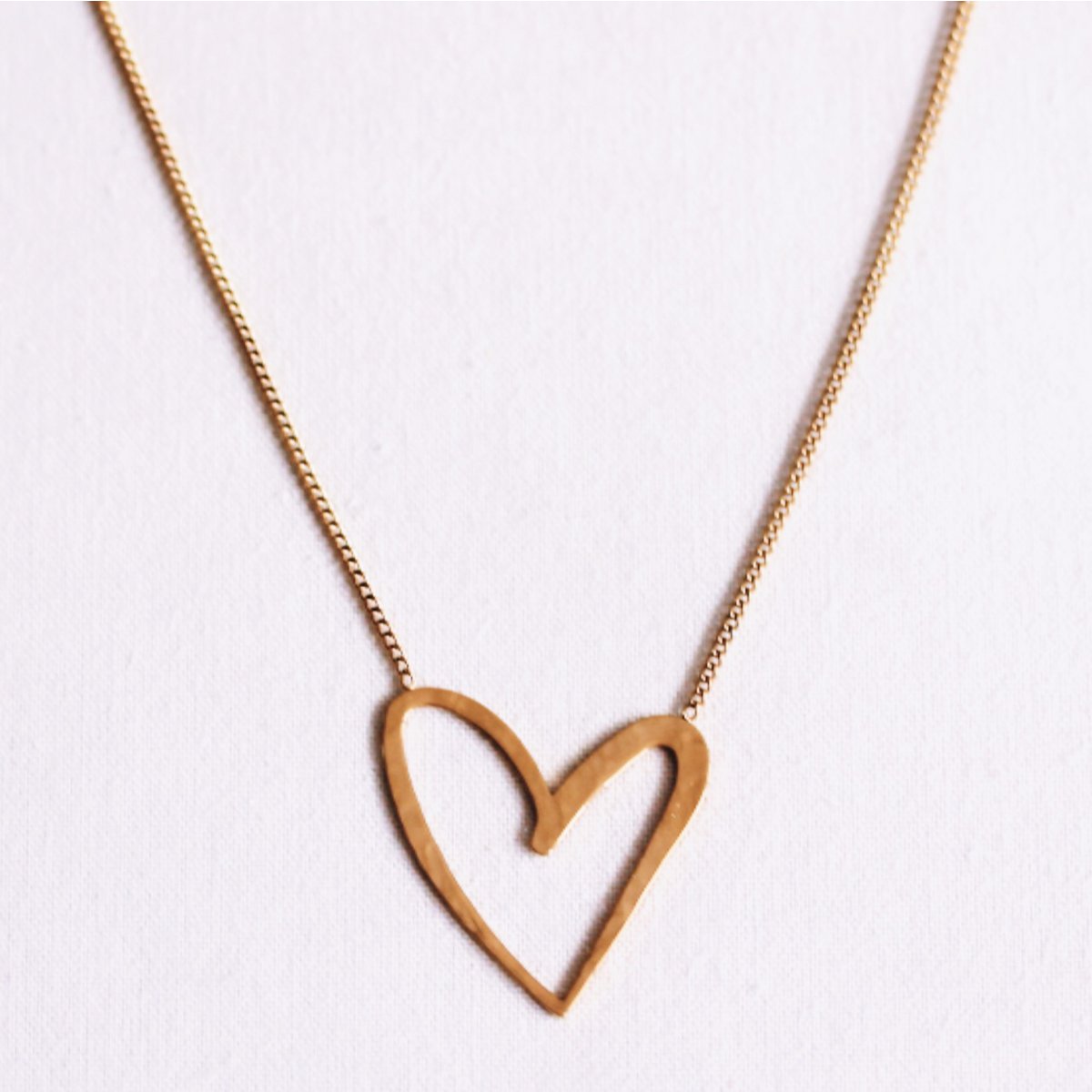 Delicate necklace with open heart - gold