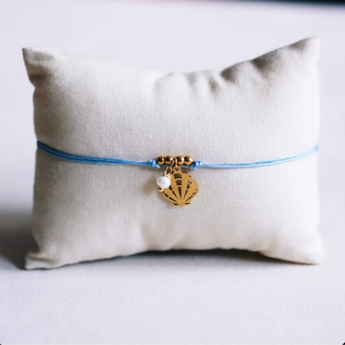 Satin bracelet with shell and pearl - light blue