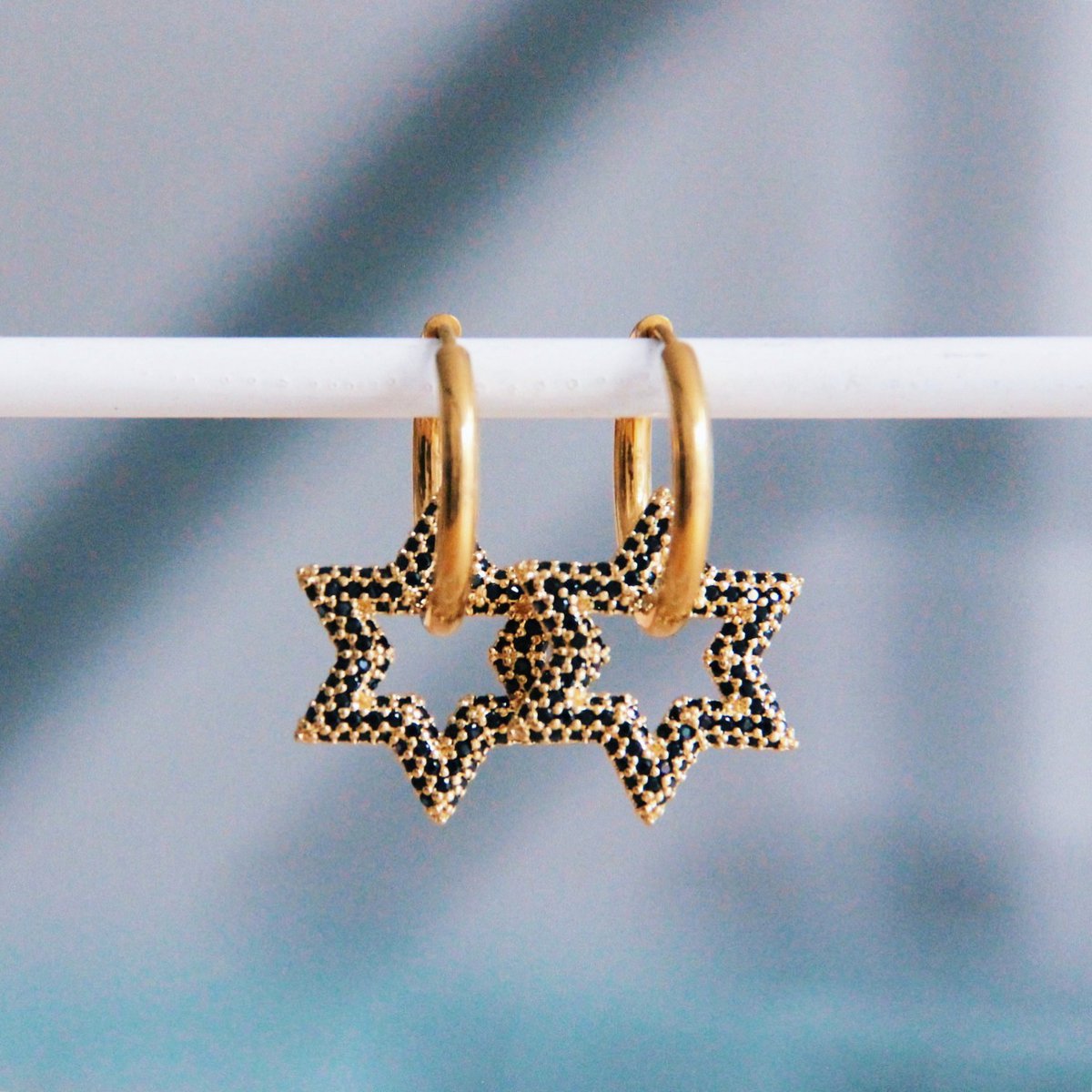 Stainless steel hoop with crystal star - black/gold