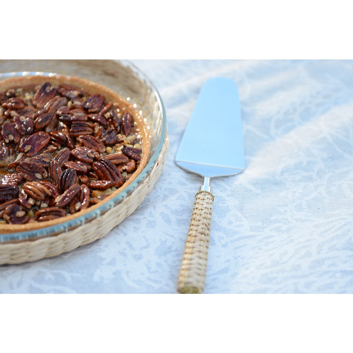 Beige pie shovel with wicker handle