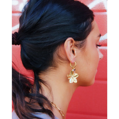 Earring with a cluster of gemstones and flower - nude