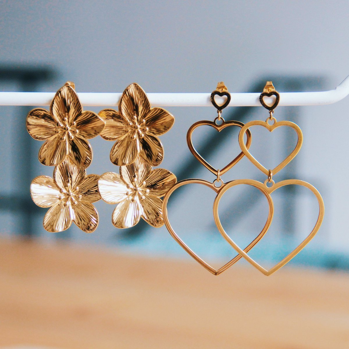 Stainless steel statement earring 2 flowers - gold