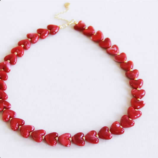 Beaded necklace of hearts resin - red
