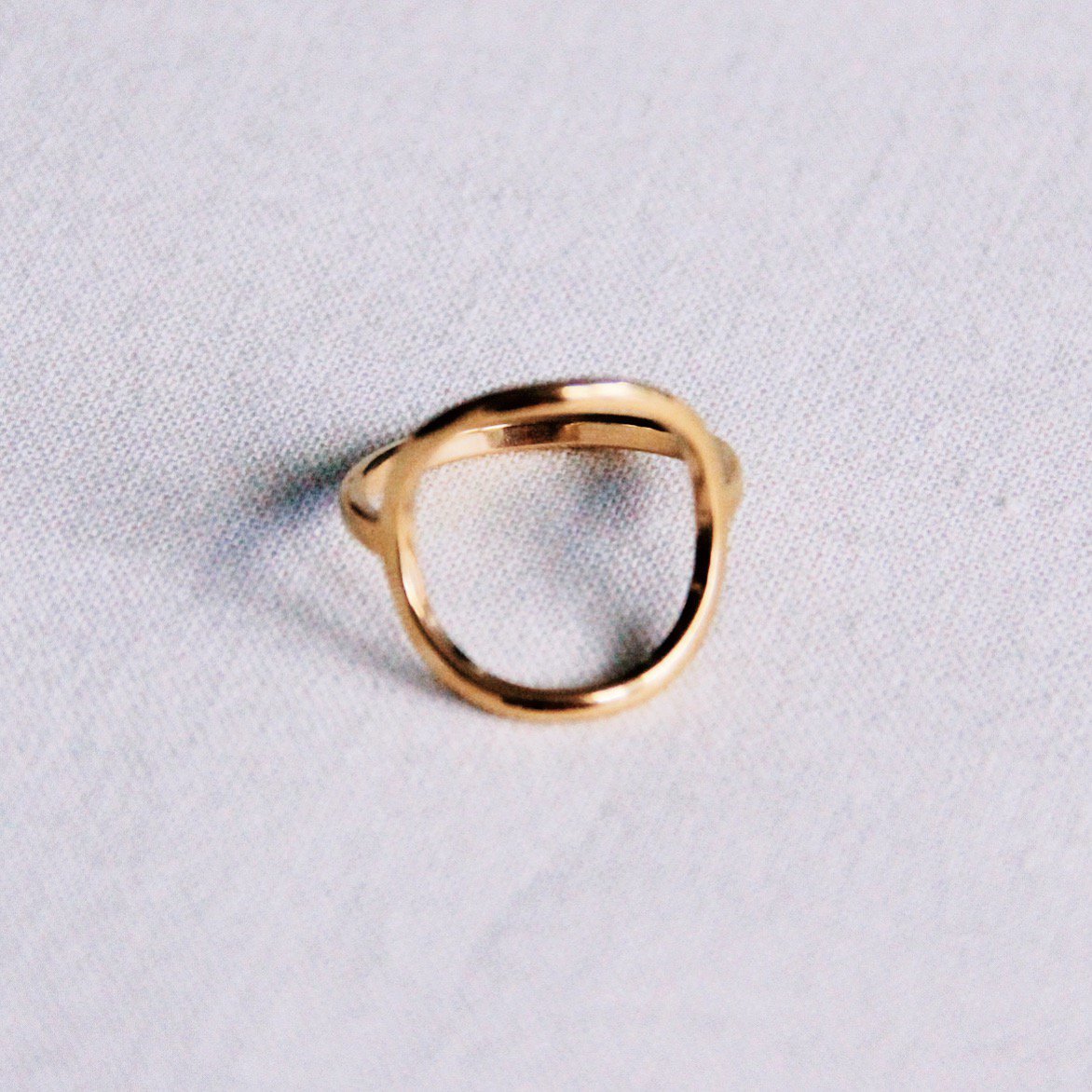Steel ring with open round - gold - R677
