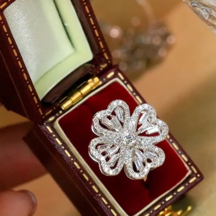 Dazzling Turning Four Leaf Clover Jewelry Set
