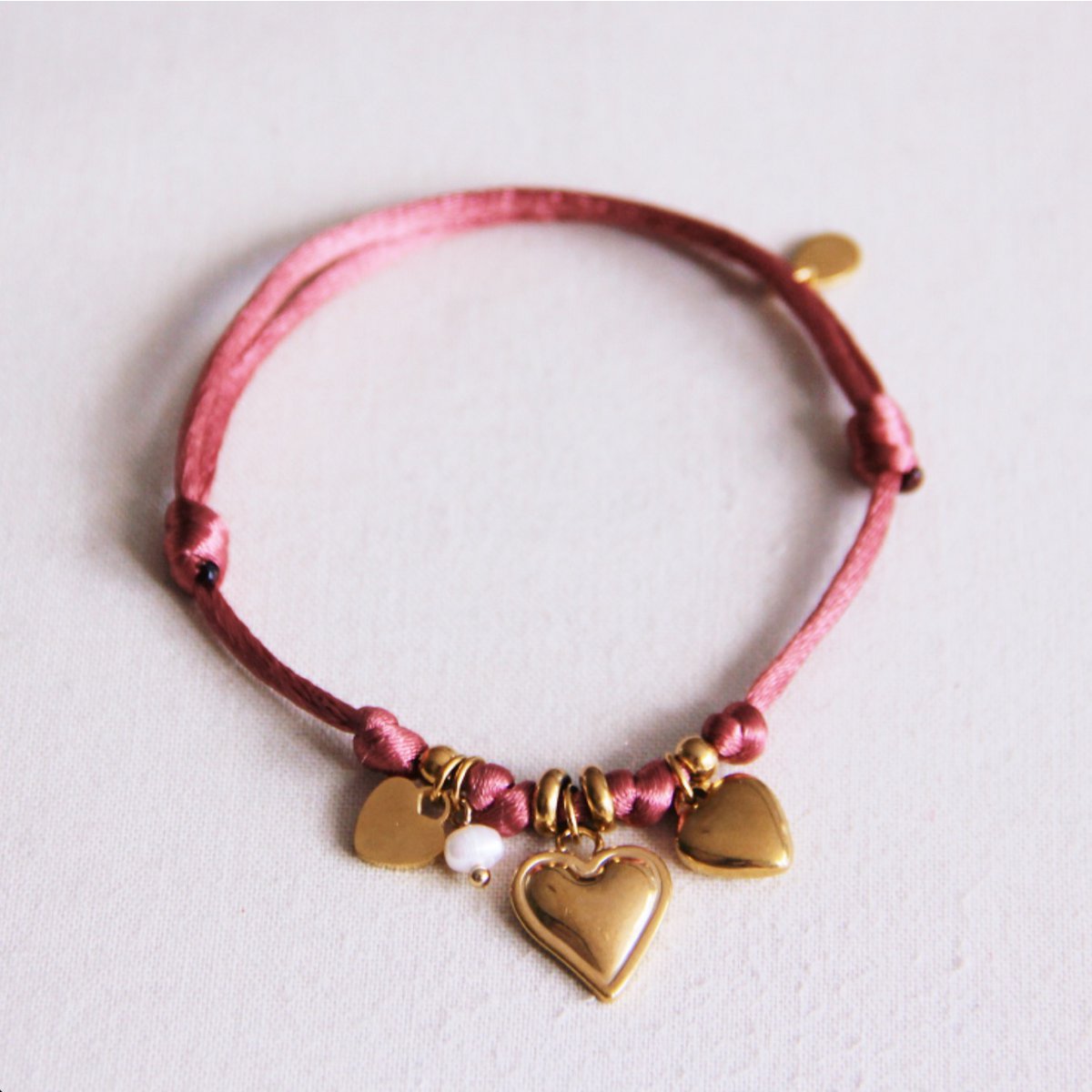 Satin charm bracelet with hearts and small pearl - dusty pink