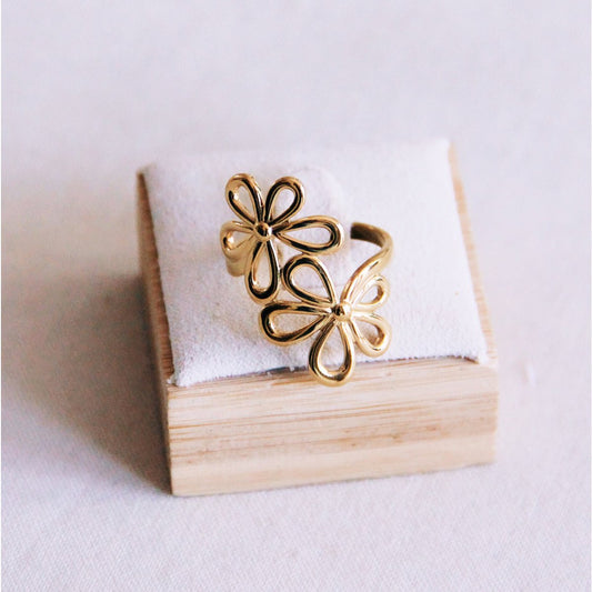 Adjustable flower ring