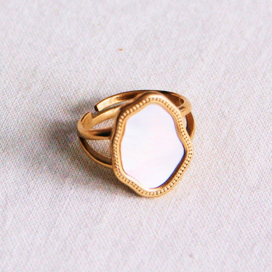 Statement ring with oval stone - mother of pearl
