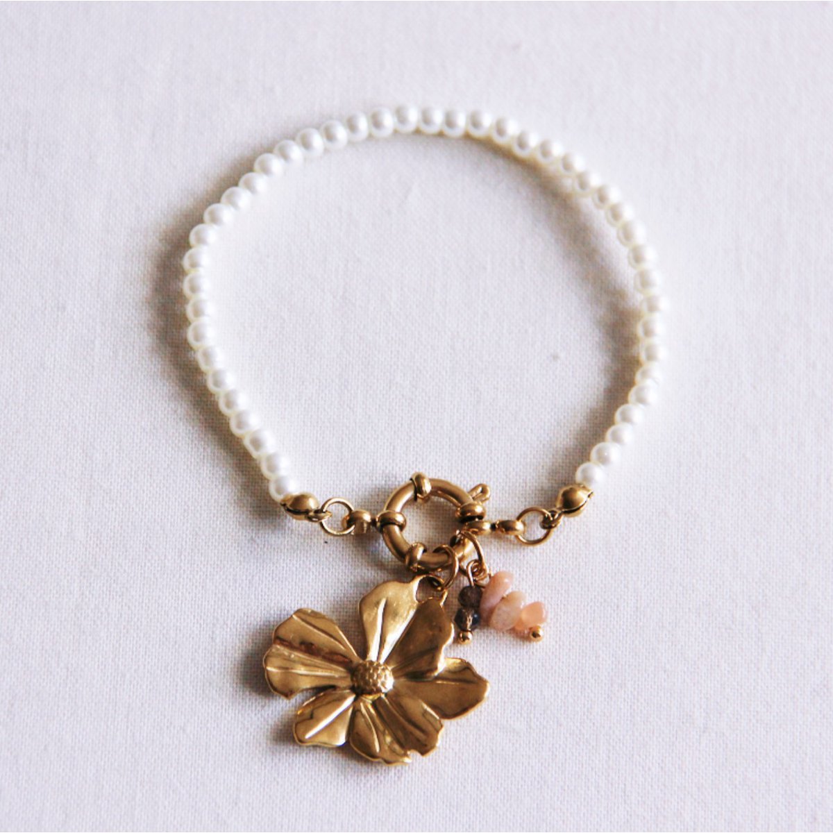 Pearl bracelet with flower, chips and facet
