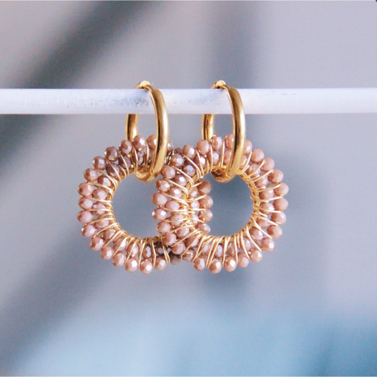 Earring with round faceted pendant – mocha