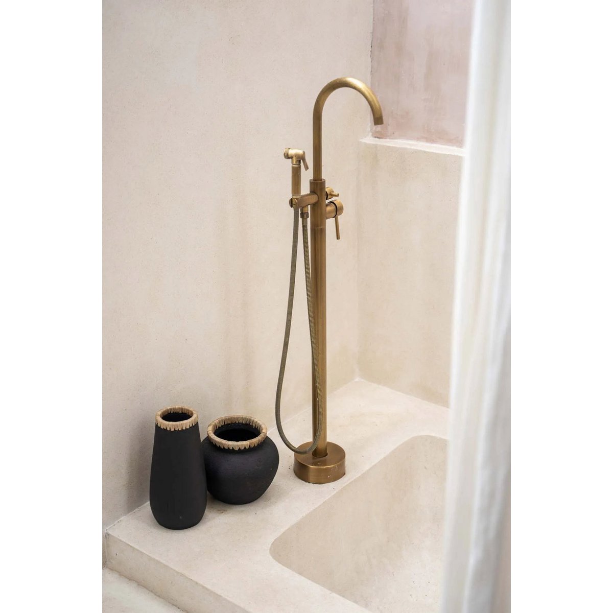 The Sneaky Vase - Black Natural - L