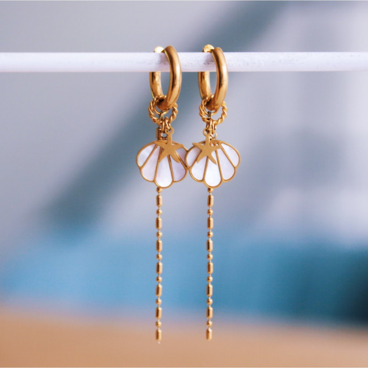 Wide hoop earrings with twisted ring, shell, starfish and small chain - mother-of-pearl