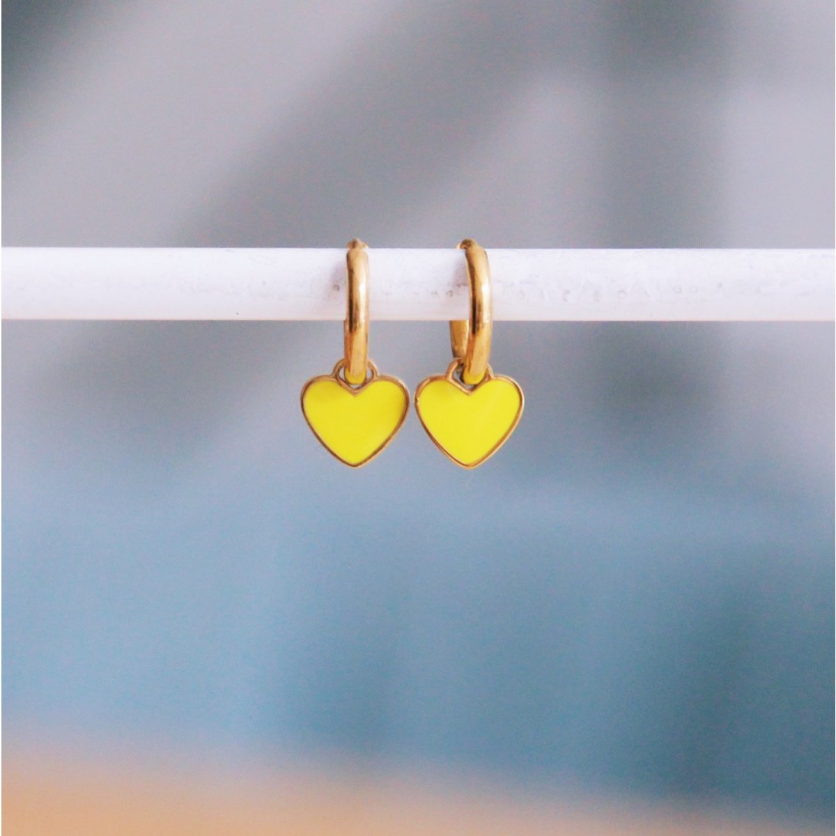 Stainless steel hoop earrings with mini heart – yellow