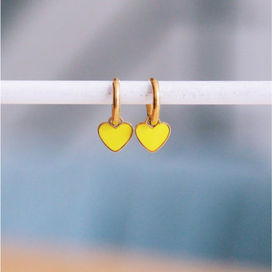 Stainless steel hoop earrings with mini heart – yellow