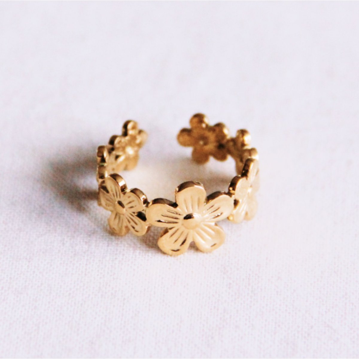 Steel ring with flowers