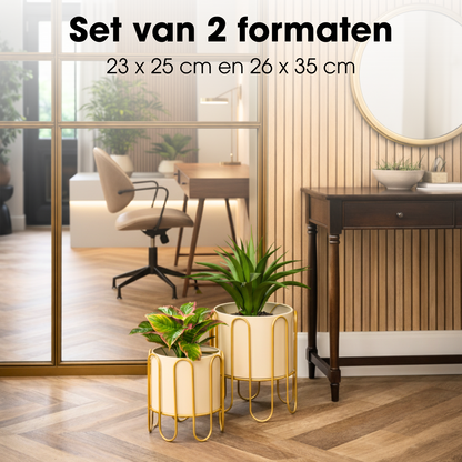 Flowerpot inside Dione Bruin