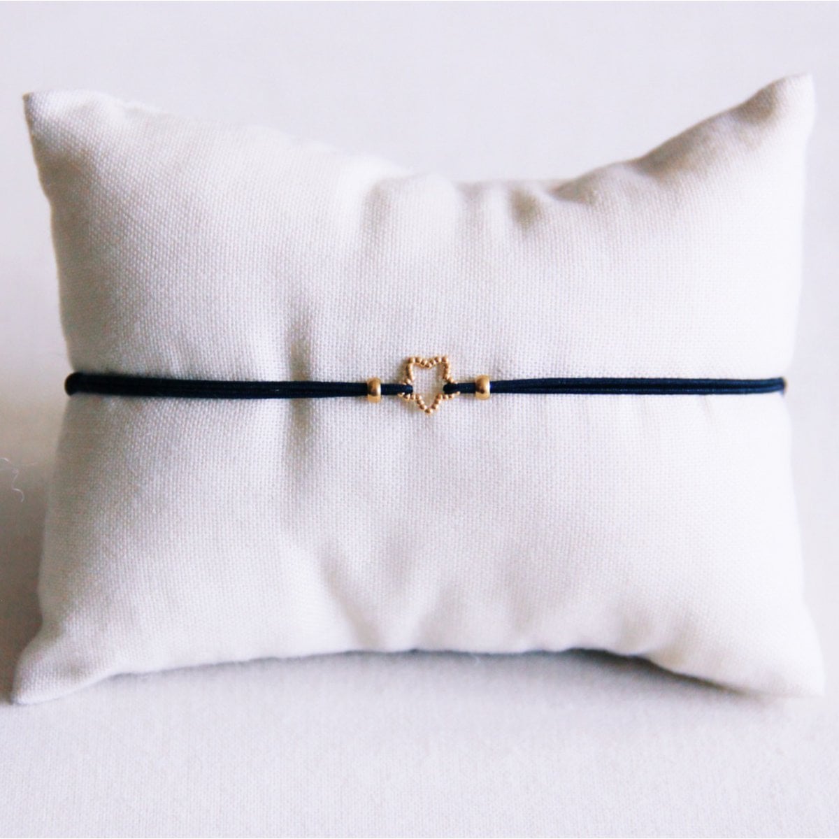 Elastic bracelet with dotted star - black