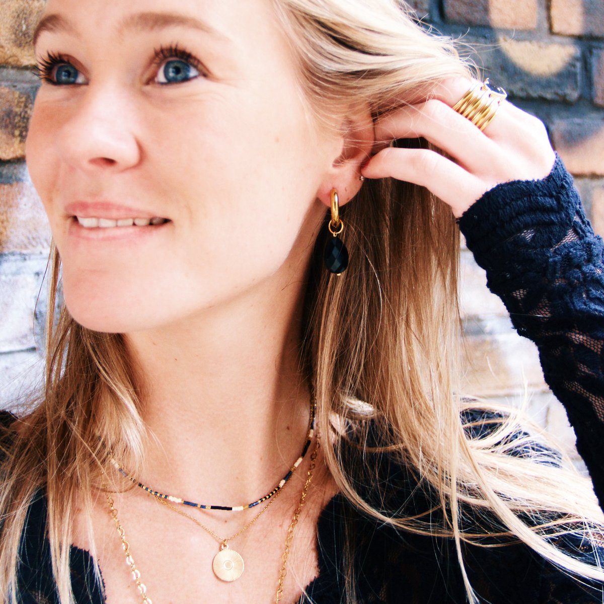 Wide hoop earrings with shiny drop - black