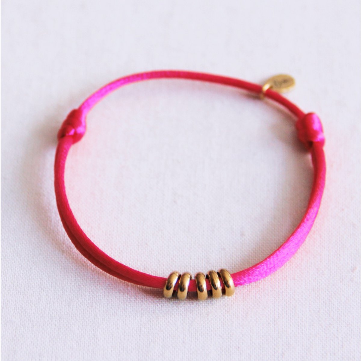 Satin bracelet with rings – fuchsia/gold
