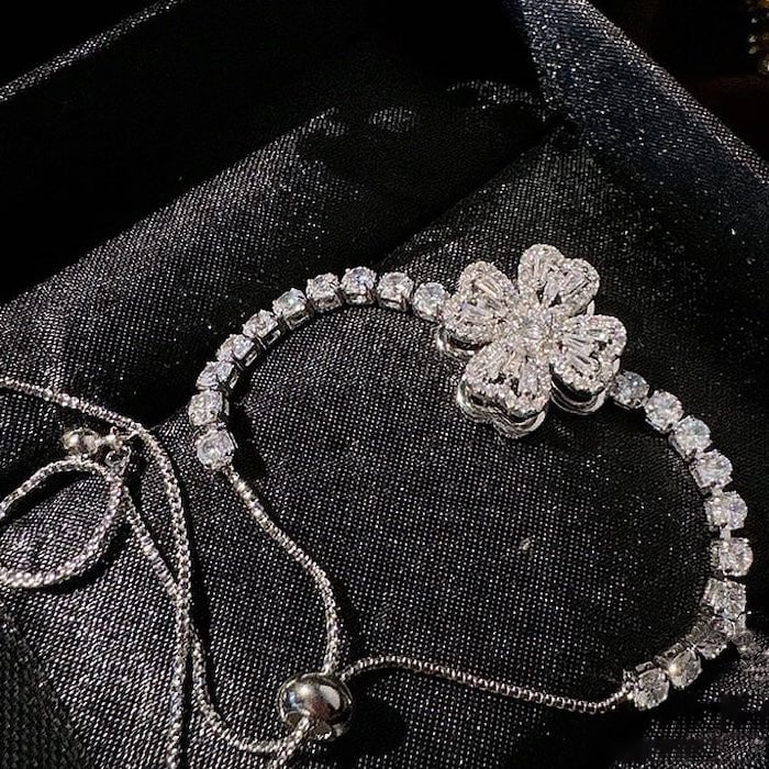 Dazzling Turning Four Leaf Clover Jewelry Set