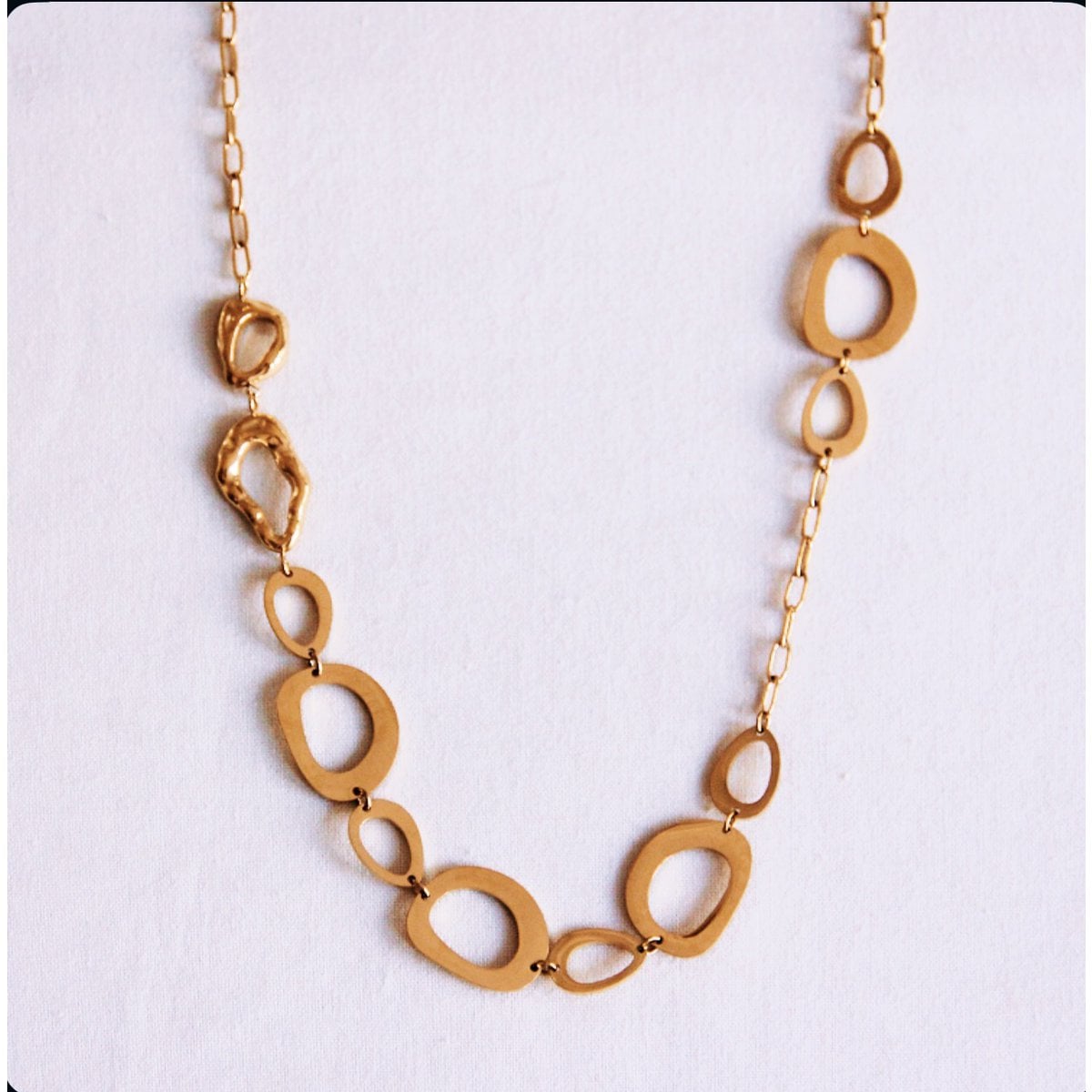 Long D-chain necklace with large links