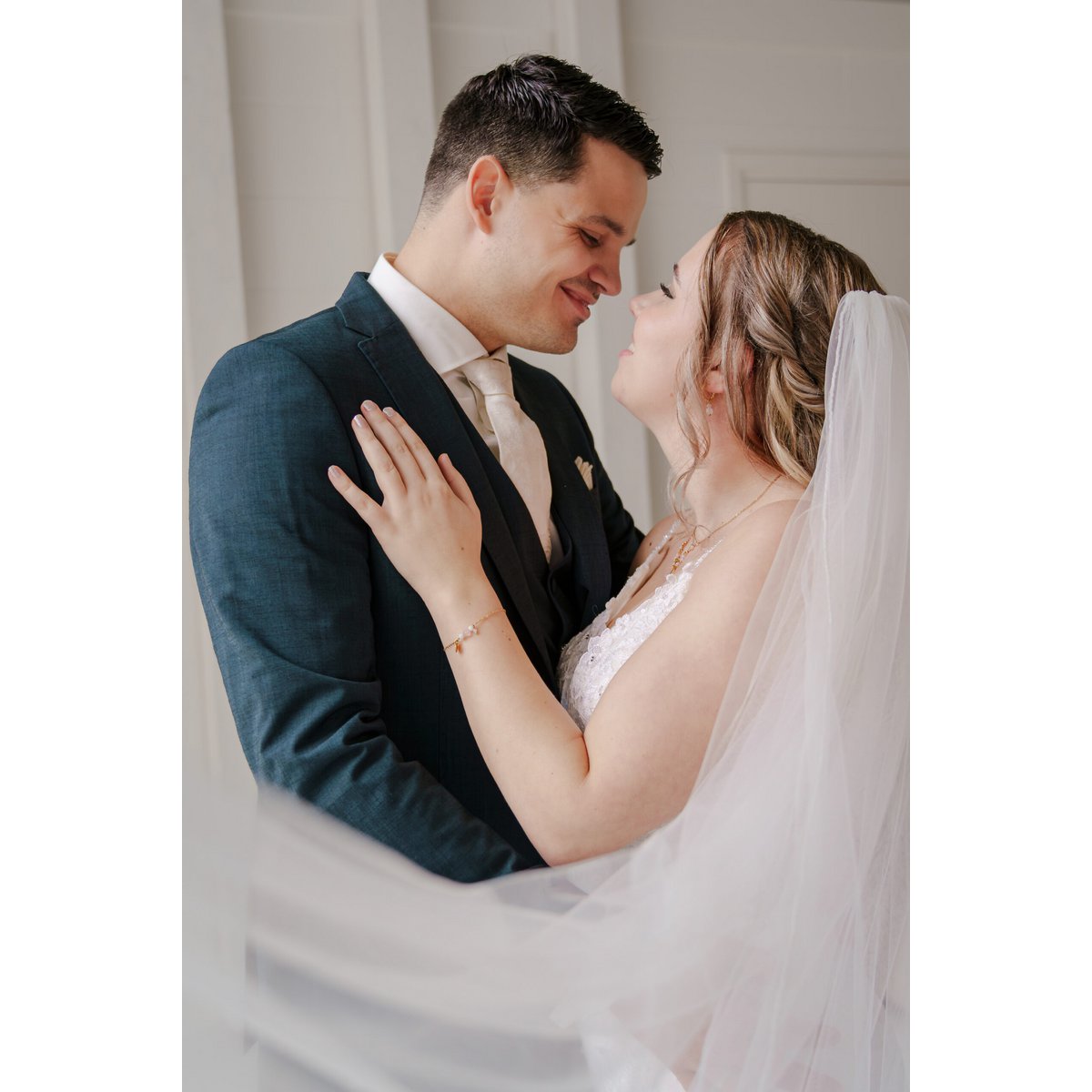 Chalcedone and Moonstone earrings - Gold