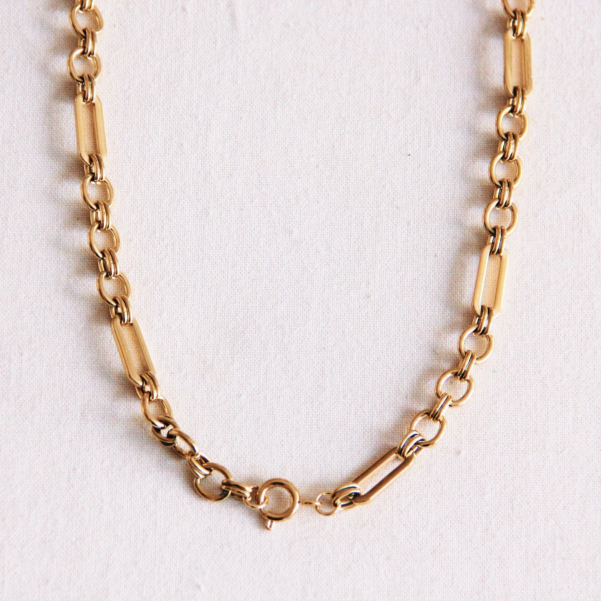 Short chain choker with round clasp