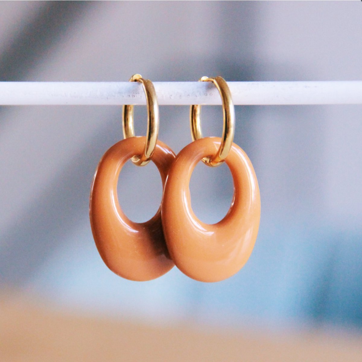Earring with resin drop – cognac