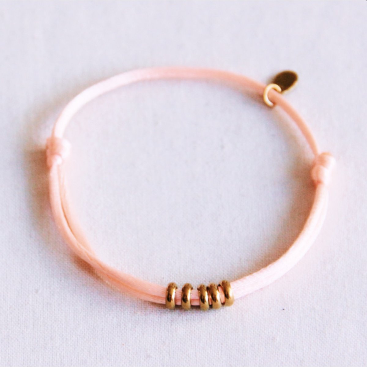 Satin bracelet with rings – peach/gold