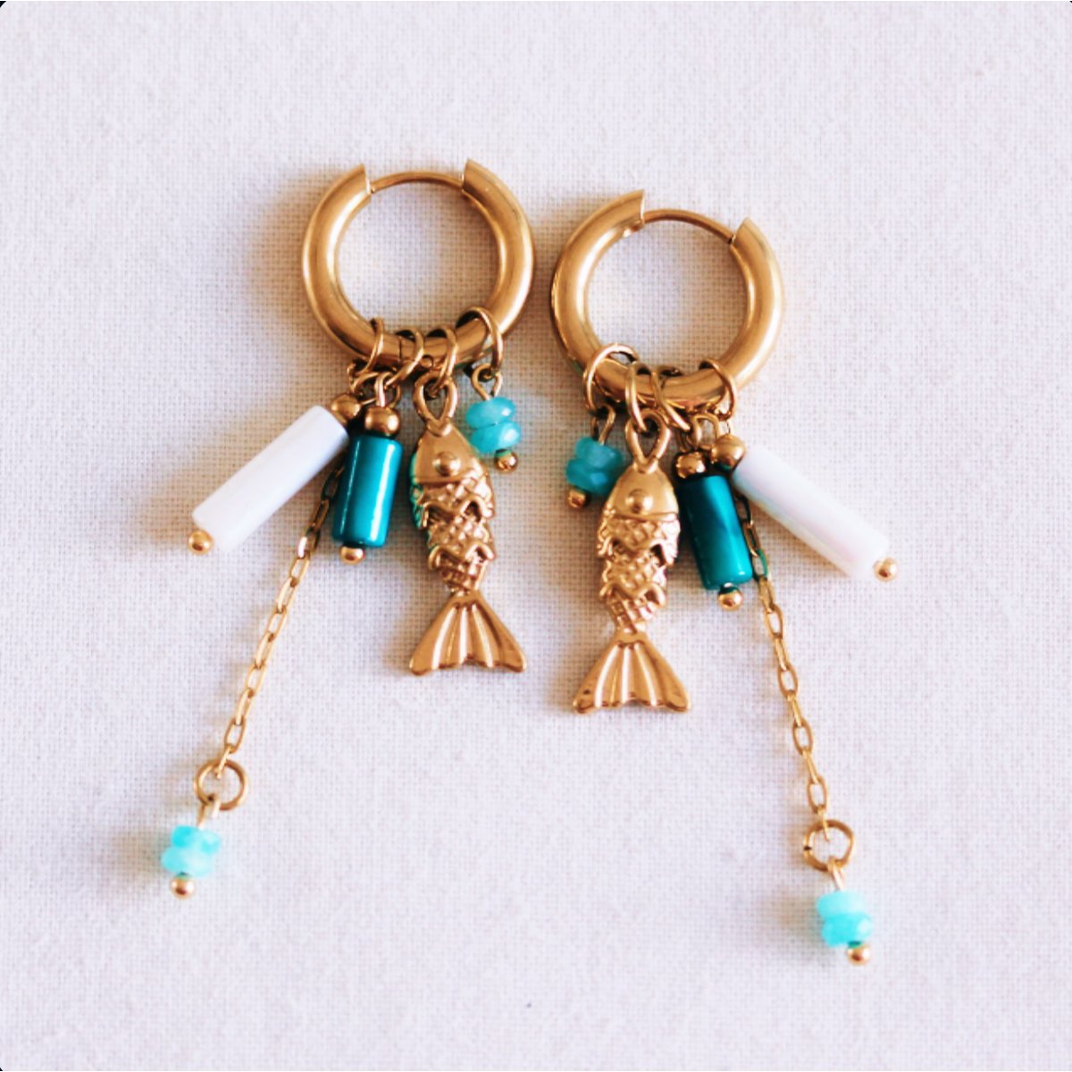 Stainless steel hoop earrings with small fish, tubes and chain - mint/mother-of-pearl