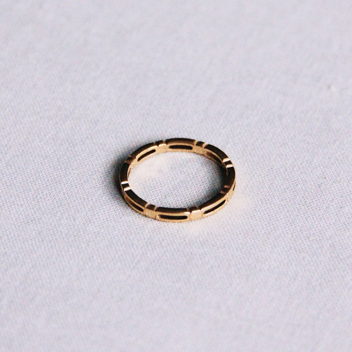 R608: Stainless steel minimalist ring with cubes - gold