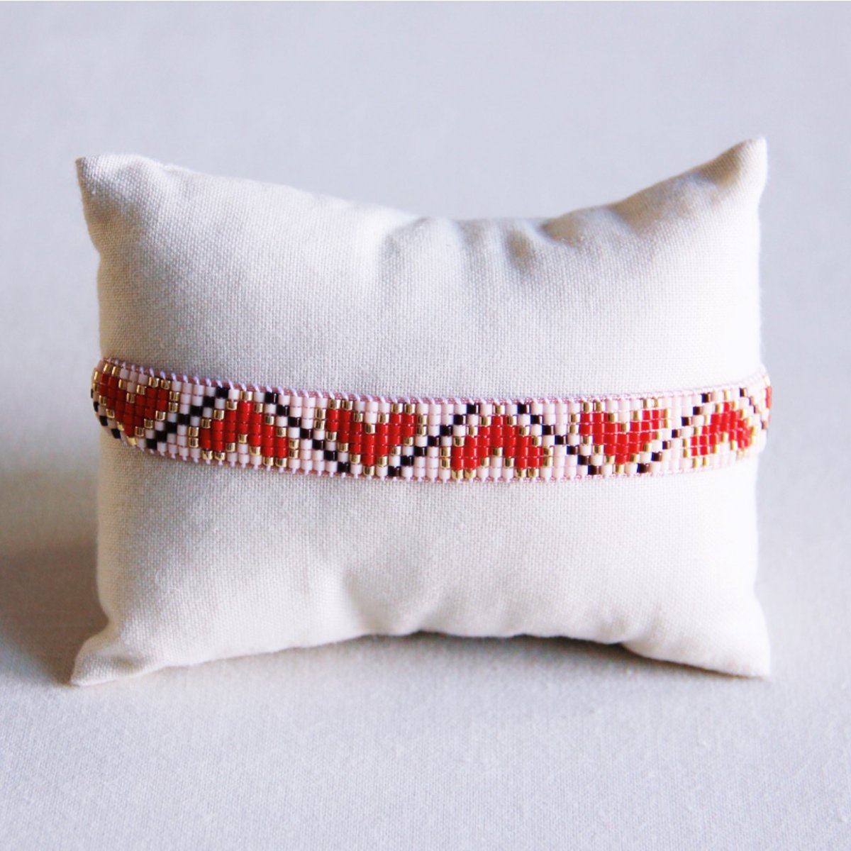 Heart-pattern woven bracelet - red/brown