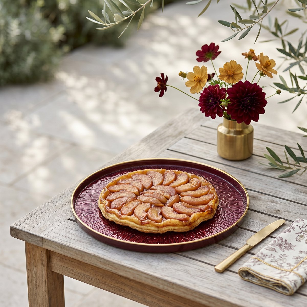 Burgundy tart dish with gold edge 33x33x4cm