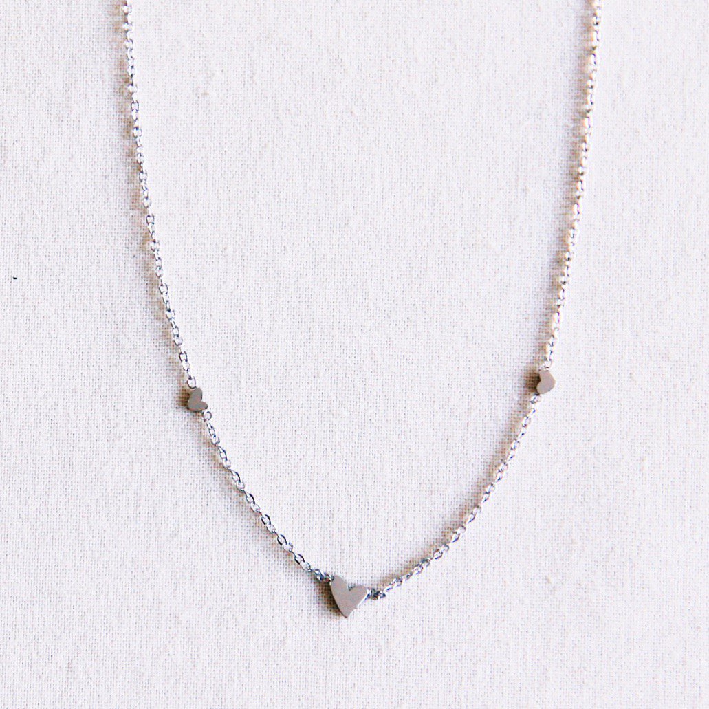 FW269 - Stainless steel fine necklace with 3 mini hearts - silver