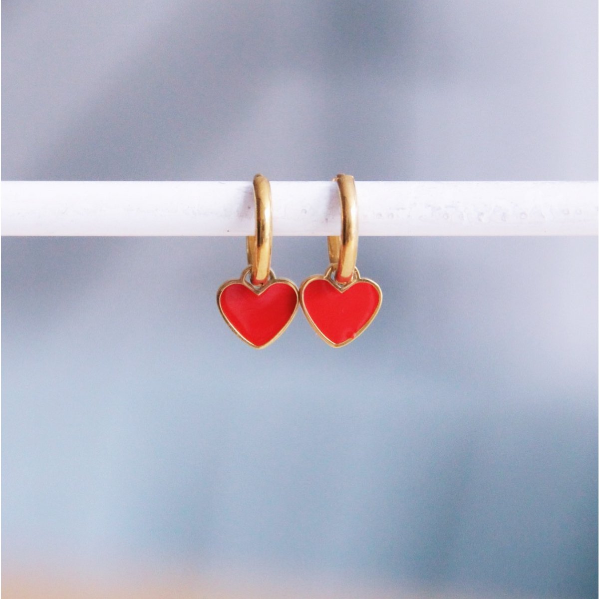Stainless steel hoop earrings with mini heart – red