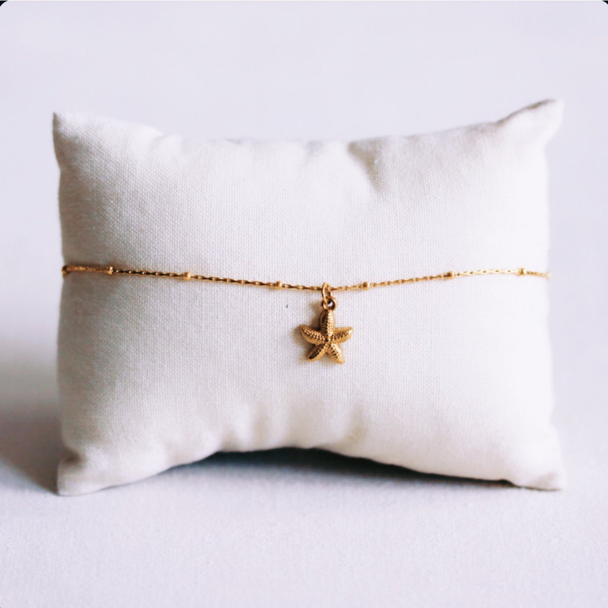 Delicate anklet with starfish – gold