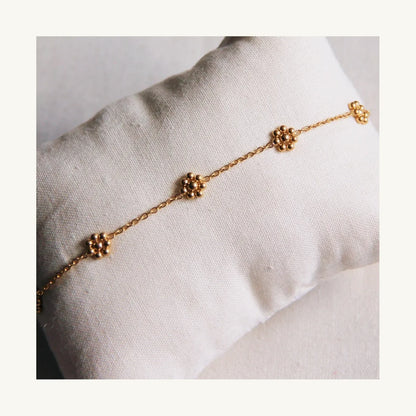 Fine anklet with daisy flowers – gold